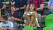 难以置信！解说员在直播中看到惊艳的女士后突然放声歌唱！