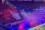 大战在即!巴黎赛前看台展示Tifo:绿巨人释放愤怒!