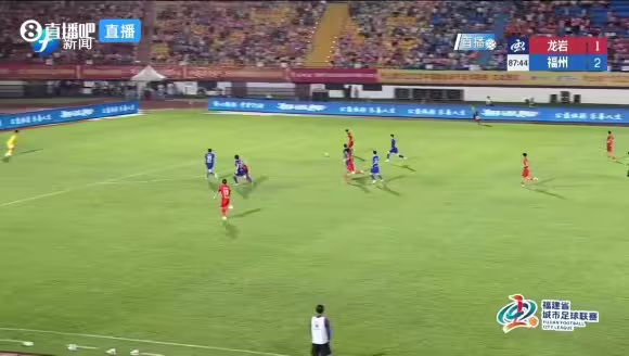 龙岩队迅速展开反击。杨泞豪远射破门，助龙岩队2-2扳平比分